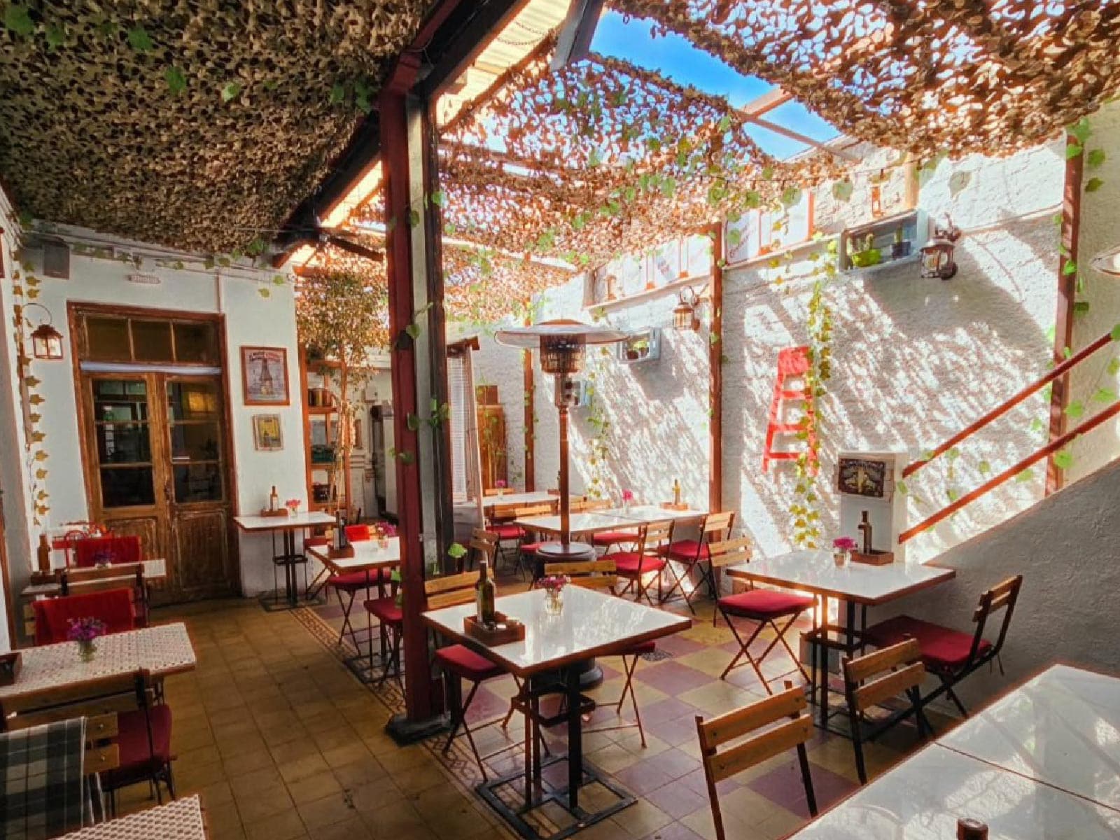 Fuente y Fonda Patios de Cuyo Mendoza